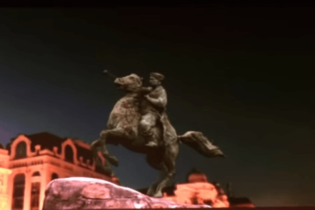В Киеве памятник Хмельницкому 'ожил и промчался' по площади: видеофакт