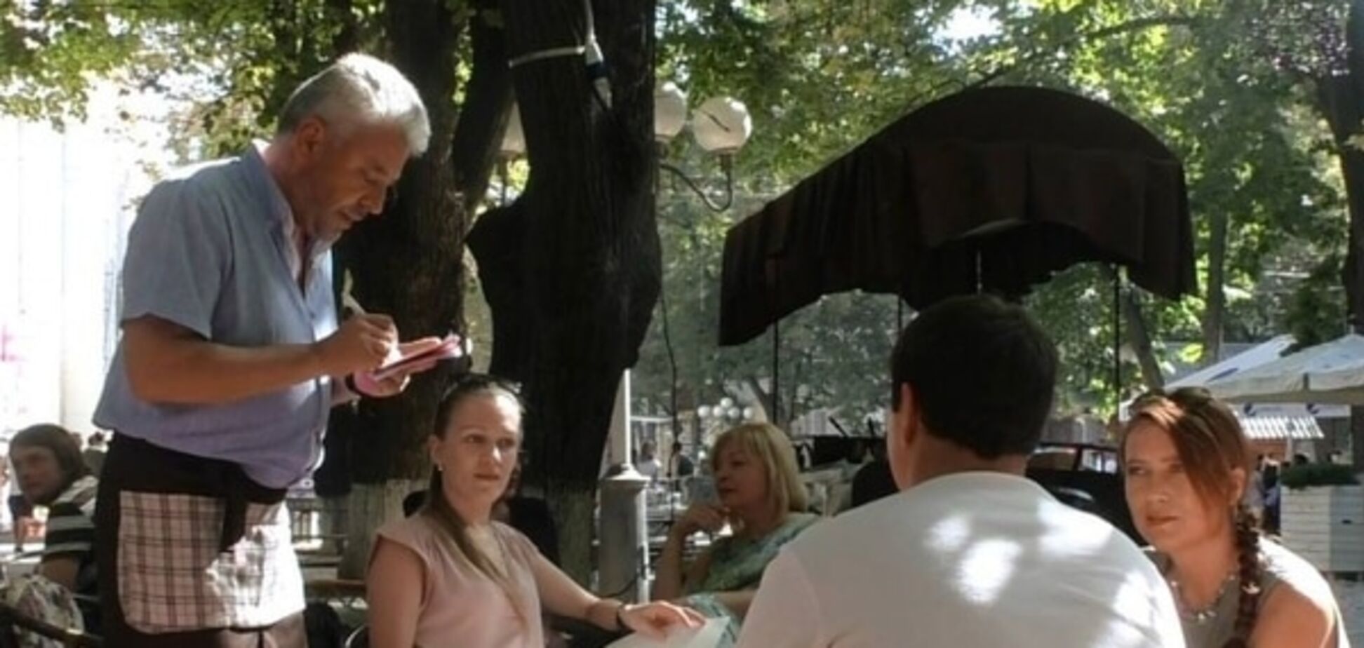 Нардеп від 'Свободи' став офіціантом в кафе: фотофакт