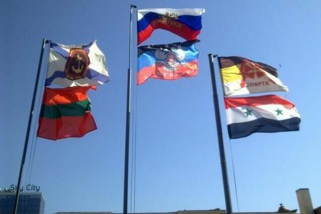 В центре Донецка террористы подняли флаг Сирии: фотофакт