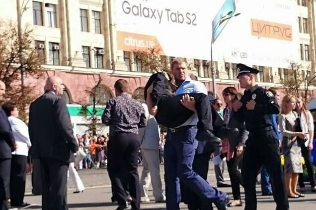 В Харькове полицейская упала в обморок прямо на присяге: опубликованы фото и видео