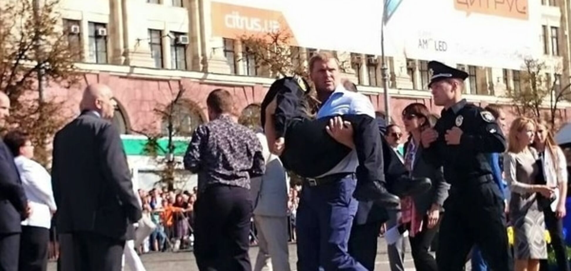 В Харькове полицейская упала в обморок прямо на присяге: опубликованы фото и видео