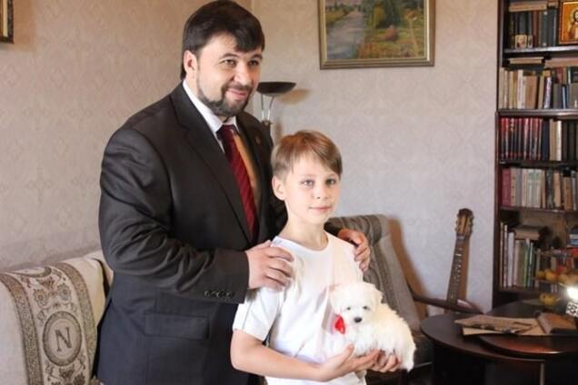 По стопах кумира. Пушилін за прикладом Путіна подарував дитині цуценя: фотофакт