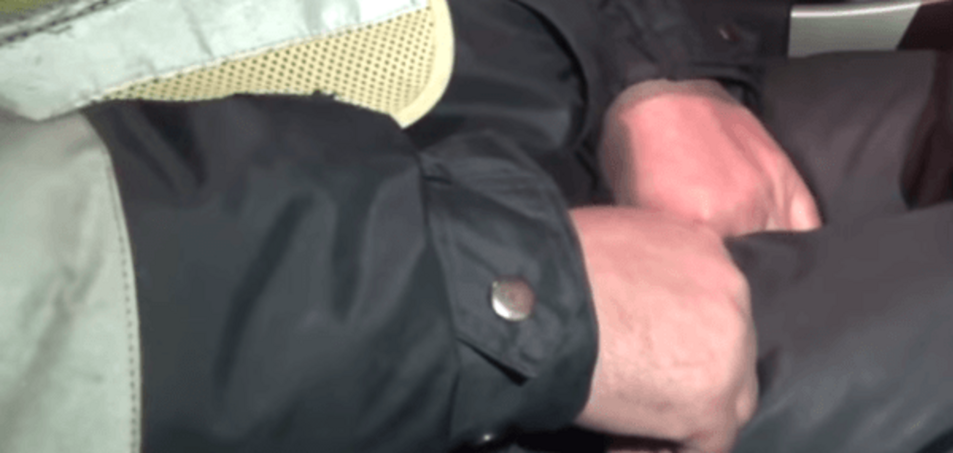 На Хмельнитчине гаишник-взяточник спрятал деньги между ног: видеофакт