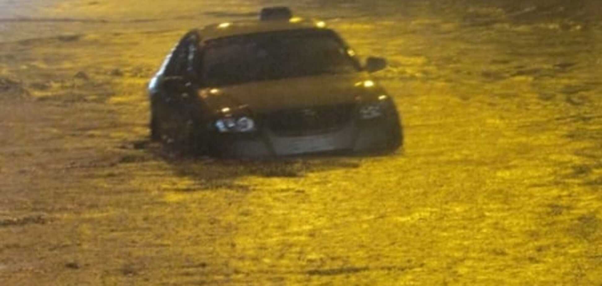 Вода до форточек и шум прибоя: Ривне 'утонул' после ливня. Фото и видео стихии