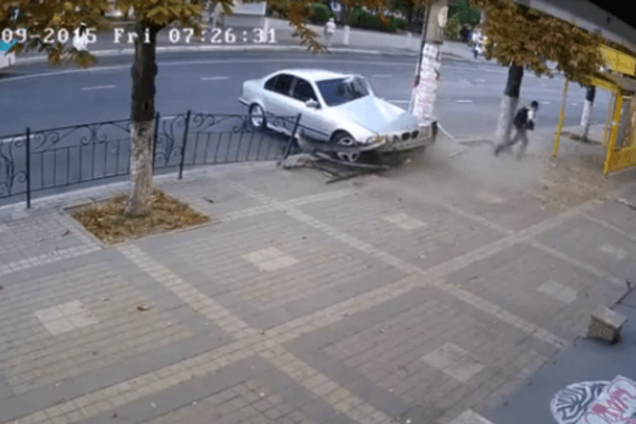 Не думай о секундах свысока: ребенок чудом избежал смерти в ДТП. Шокирующее видео