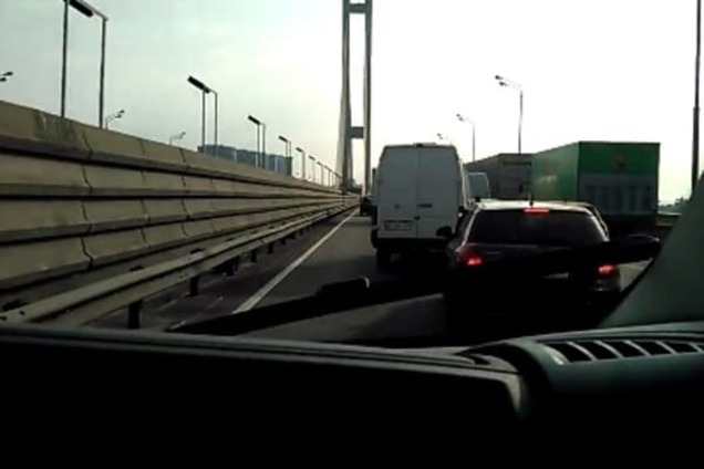 Европейская культура: в Киеве водители вежливо пропустили скорую: видеофакт