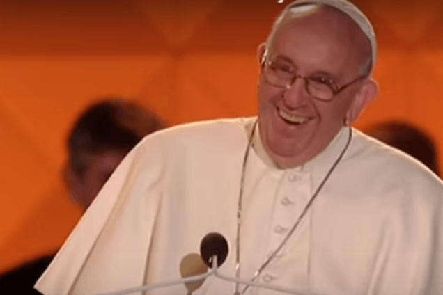 Папа Римский 'взорвал' толпу шуткой о теще: видеофакт