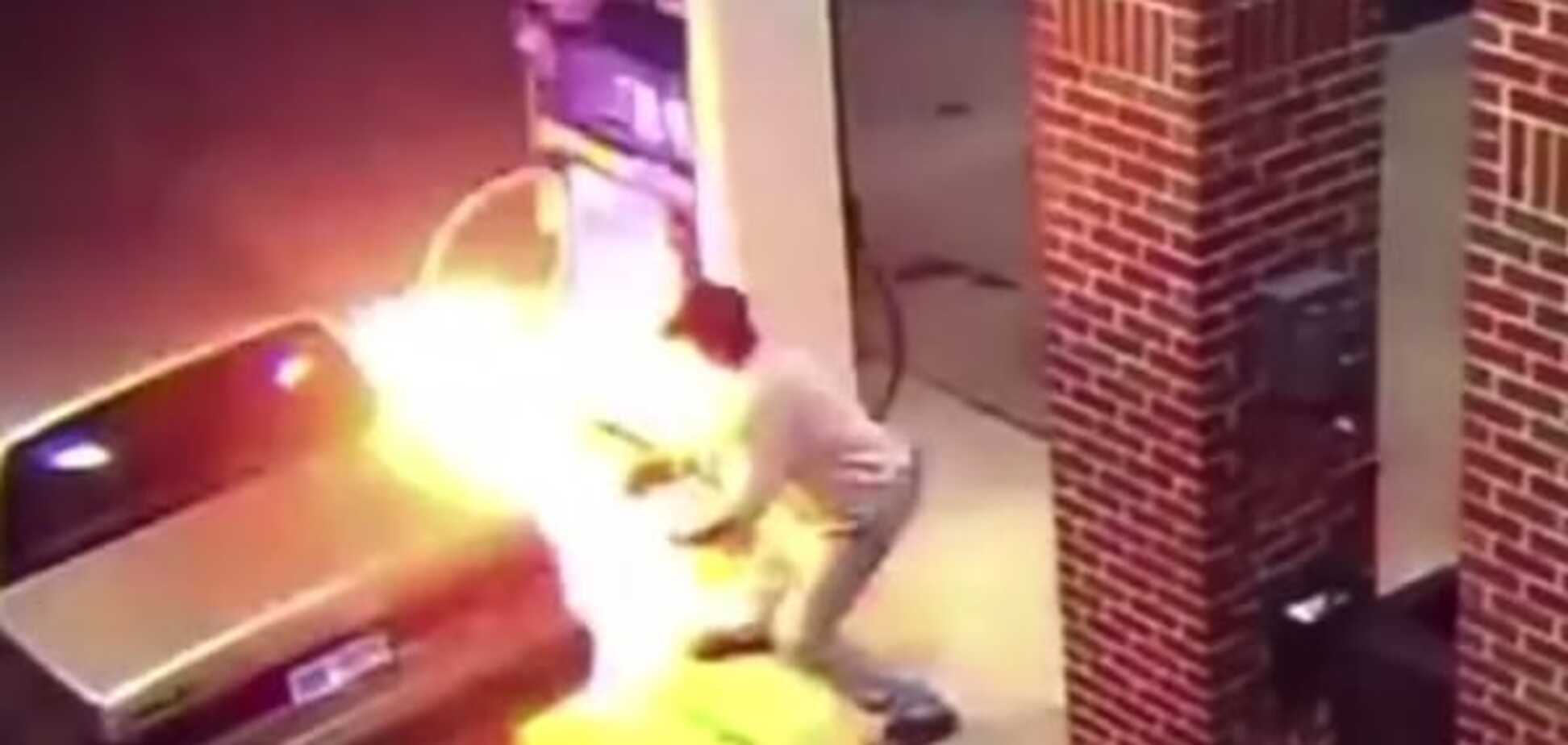 Американец устроил пожар на заправке, пытаясь убить паука: курьезное видео