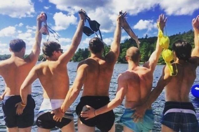 ТОП-12 типово жіночих фотопоз, які висміяли чоловіки