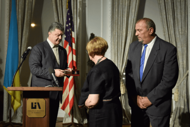 Порошенко наградил погибшего на Донбассе добровольца из США