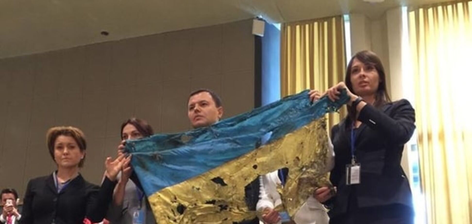 Путину на Генассамблее ООН показали расстрелянный на Донбассе флаг Украины