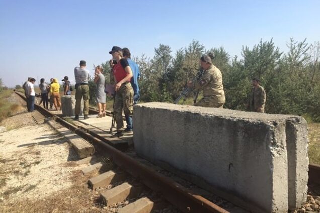 В Крыму заблокировали железную дорогу, ведущую к заводу Фирташа