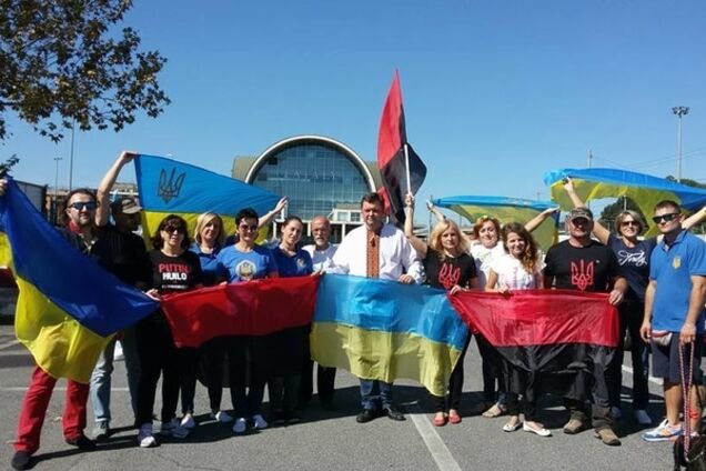 Українці в Римі провели флешмоб проти Путіна і подарували ВСУ позашляховик