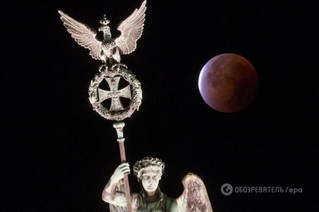 Как 'кровавая Луна' украсила виды на мировые достопримечательности: потрясающие фото