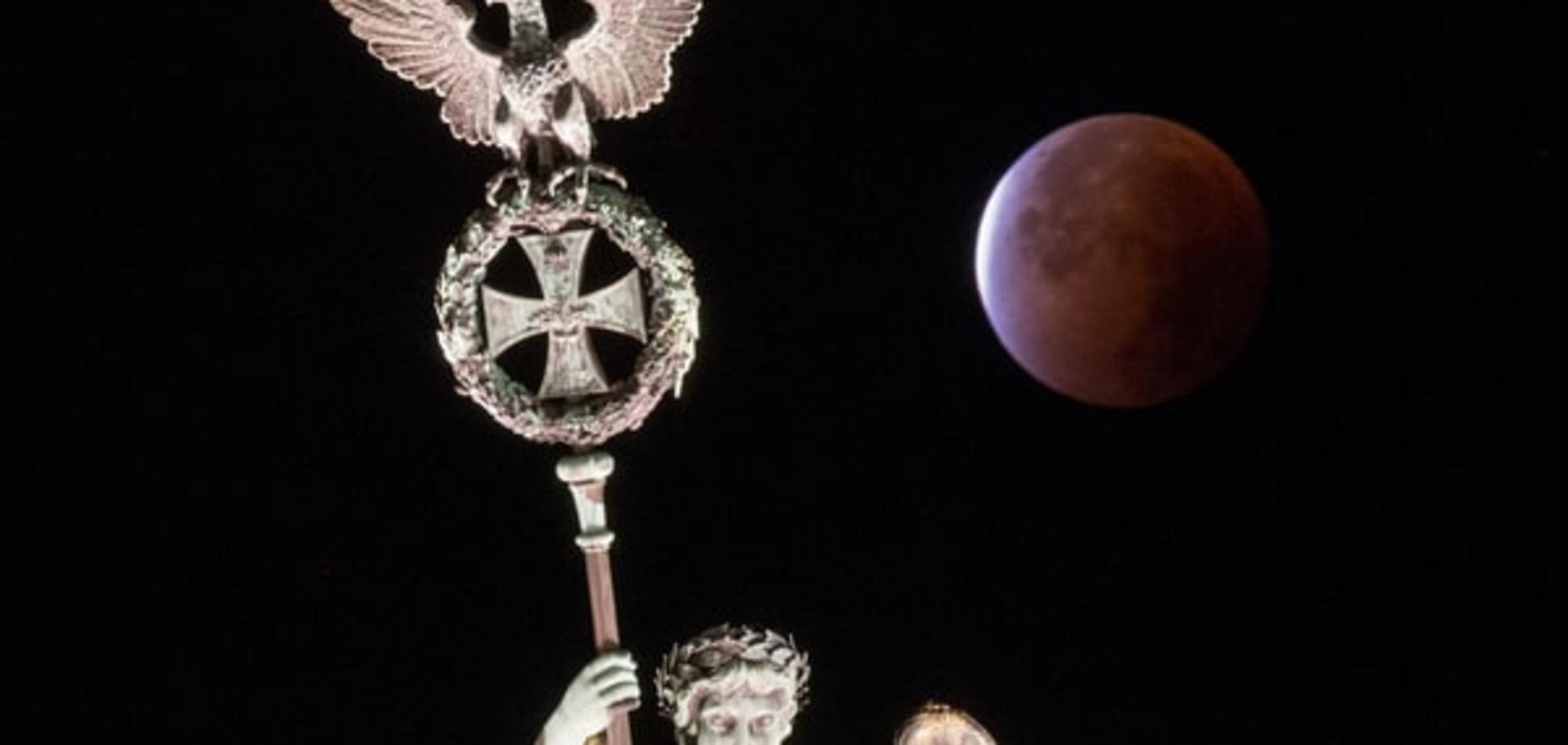 Как 'кровавая Луна' украсила виды на мировые достопримечательности: потрясающие фото