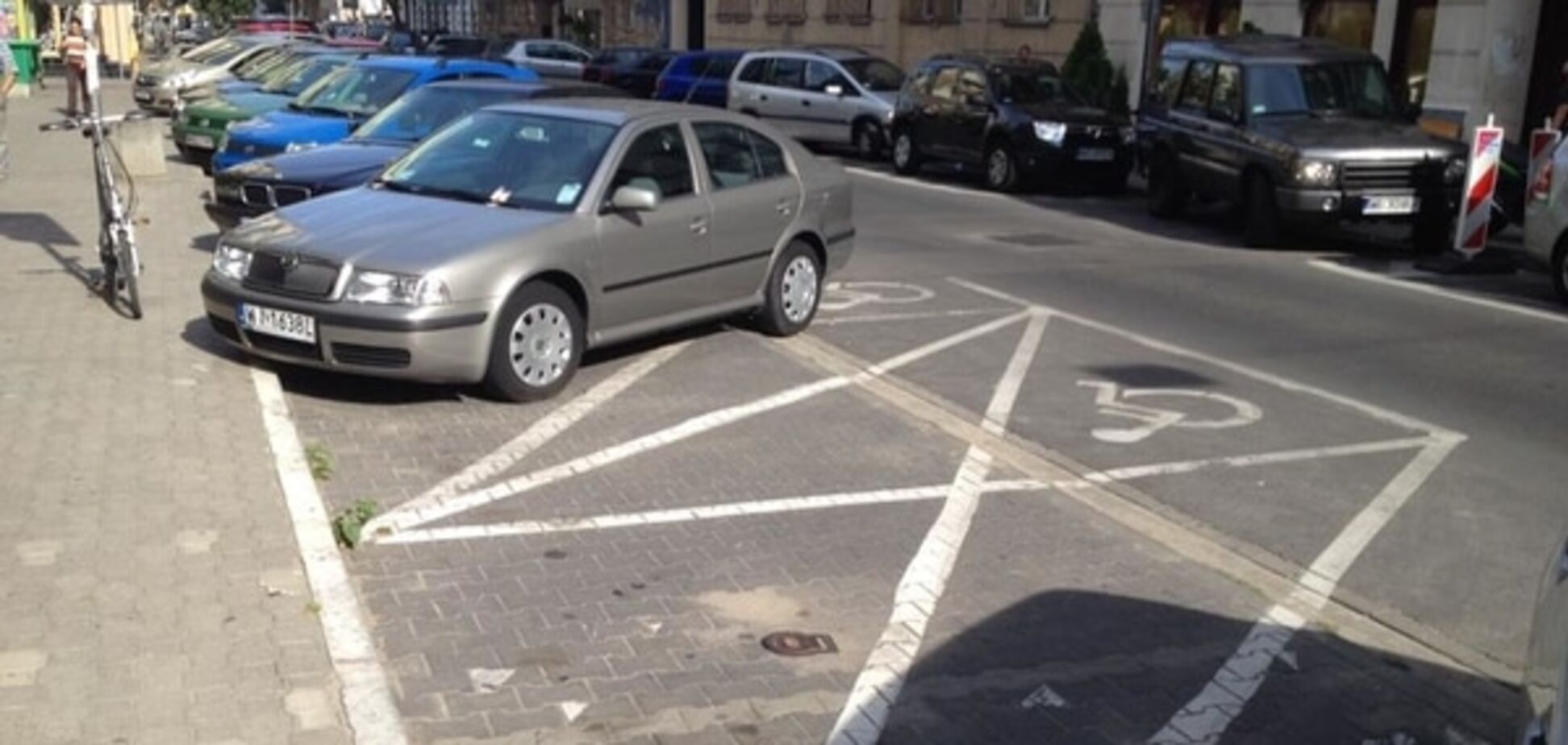 Поляки показали украинским водителям эталонную парковку для инвалидов