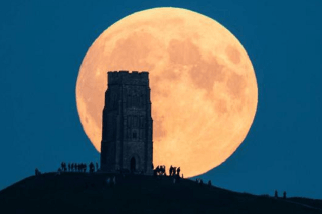 Як виглядав 'кривавий' супермісяць: опубліковані фото і відео