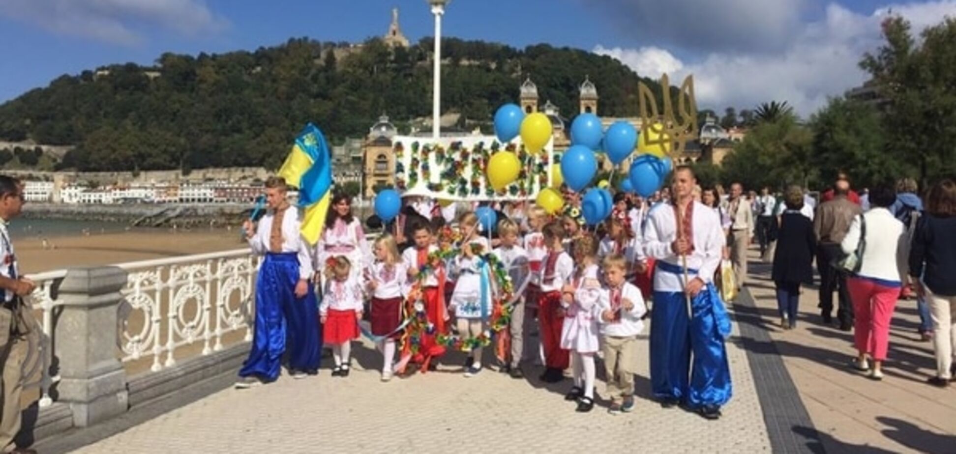 С миром и любовью. Украинцы в Испании провели яркий Марш вышиванок: опубликованы фото
