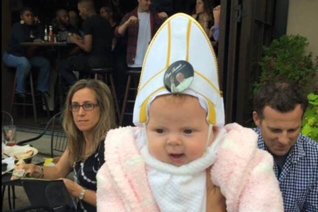 Интернет взорвало благословление Папой Римским малыша в митре