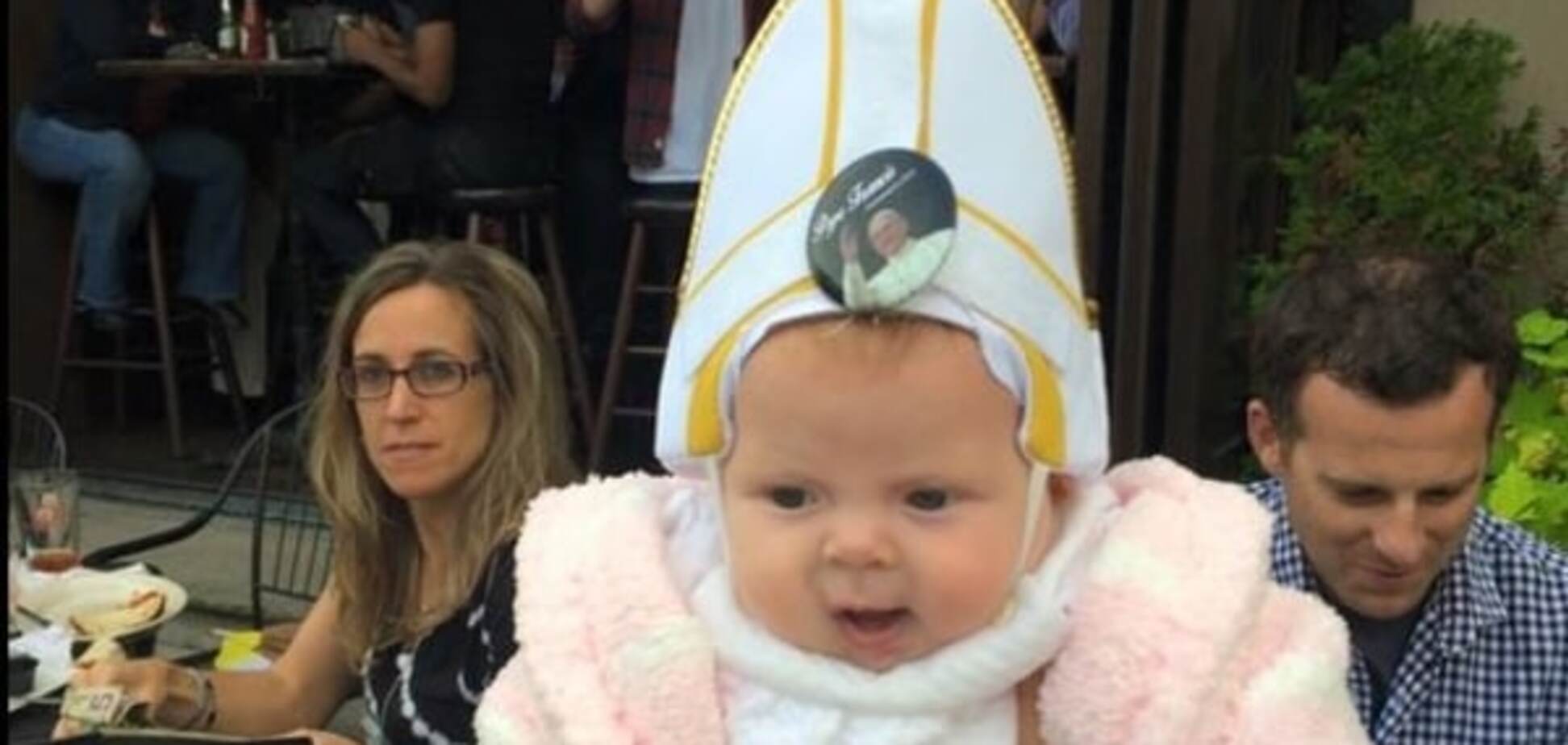 Интернет взорвало благословление Папой Римским малыша в митре
