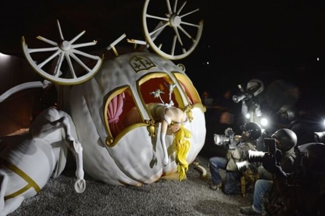 Бэнкси пустит 'под нож' парк Dismaland ради мигрантов в Европе