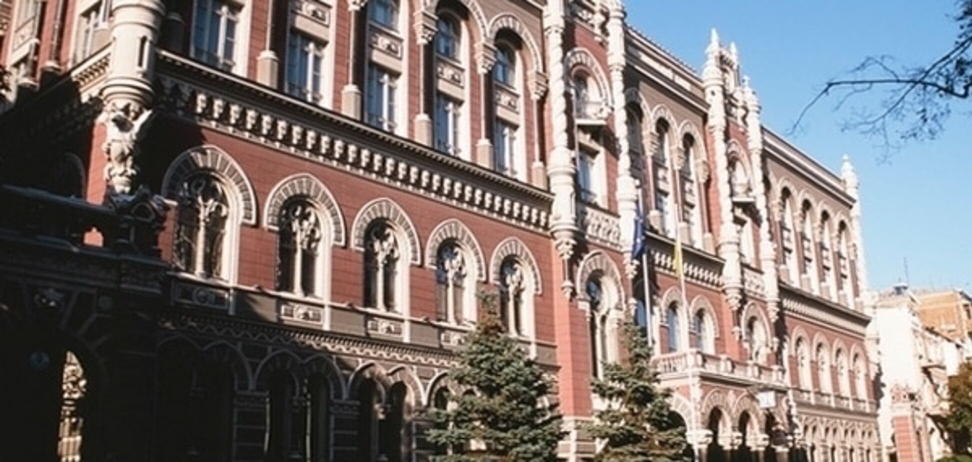 НБУ немного укрепил курс гривни: доллар начал дешеветь