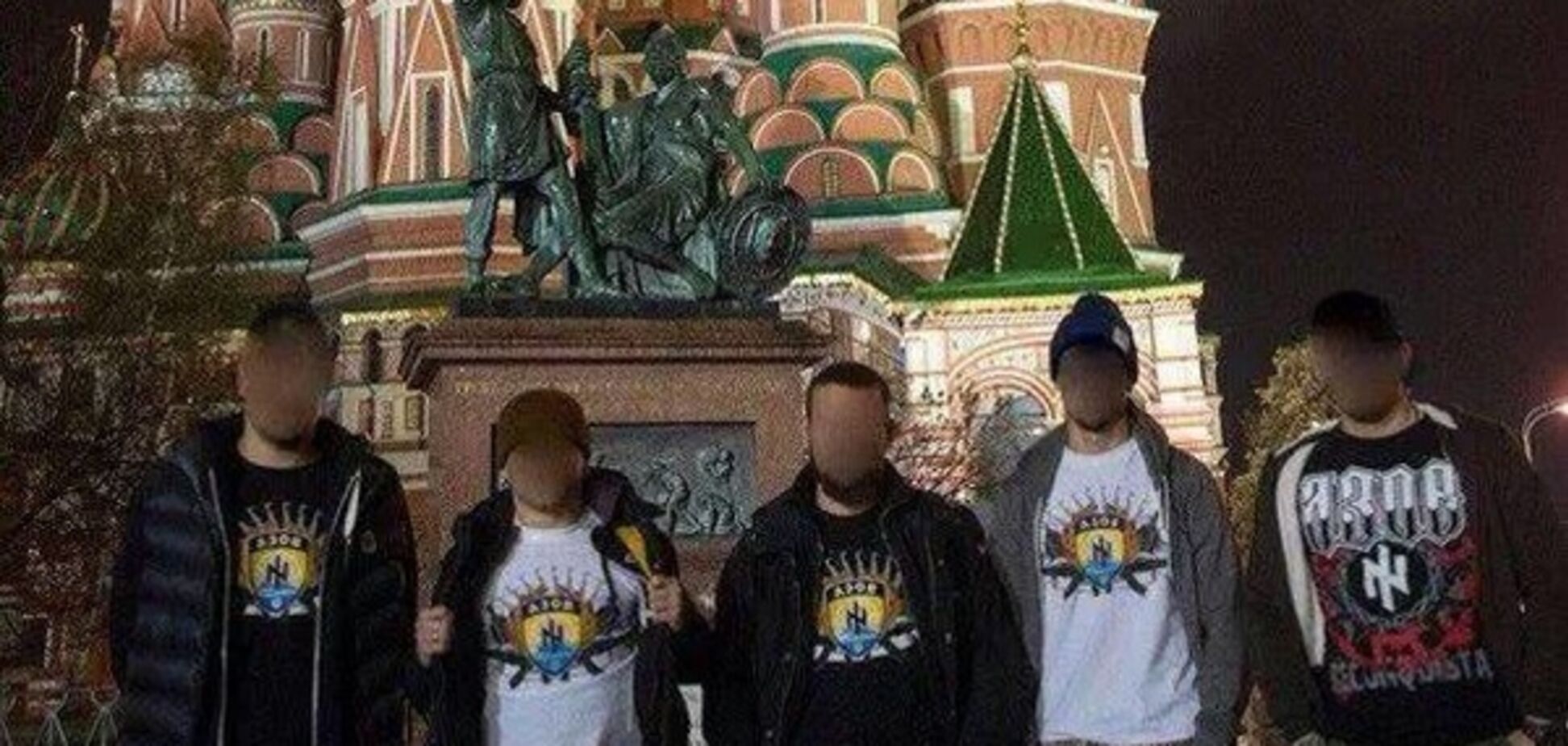 'Мы рядом!': 'каратели' в футболках 'Азова' передали привет Путину с Красной площади. Фотофакт