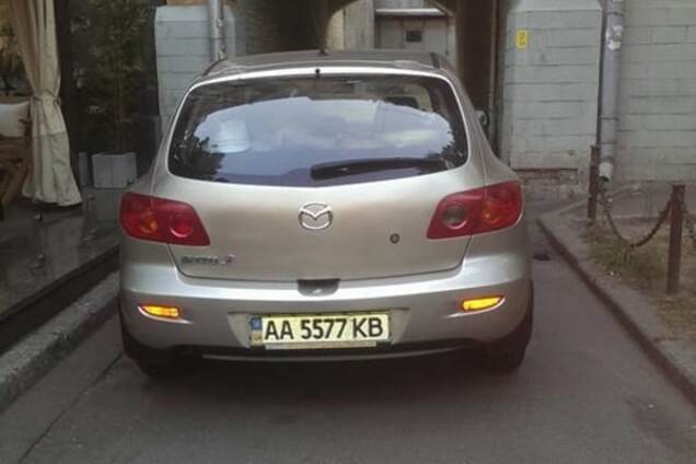 Mazda заблокировала проезд в киевский двор: фото нарушителя