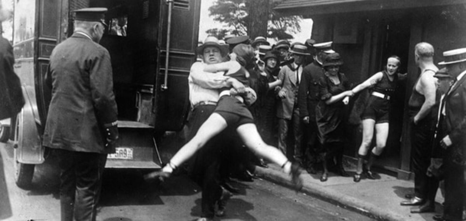 Как 100 лет назад арестовывали девушек за ношение мини-купальников
