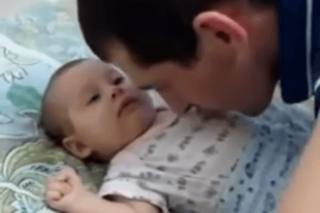 Волшебный поцелуй: сеть 'взорвало' видео с нежным папой и сонным малышом