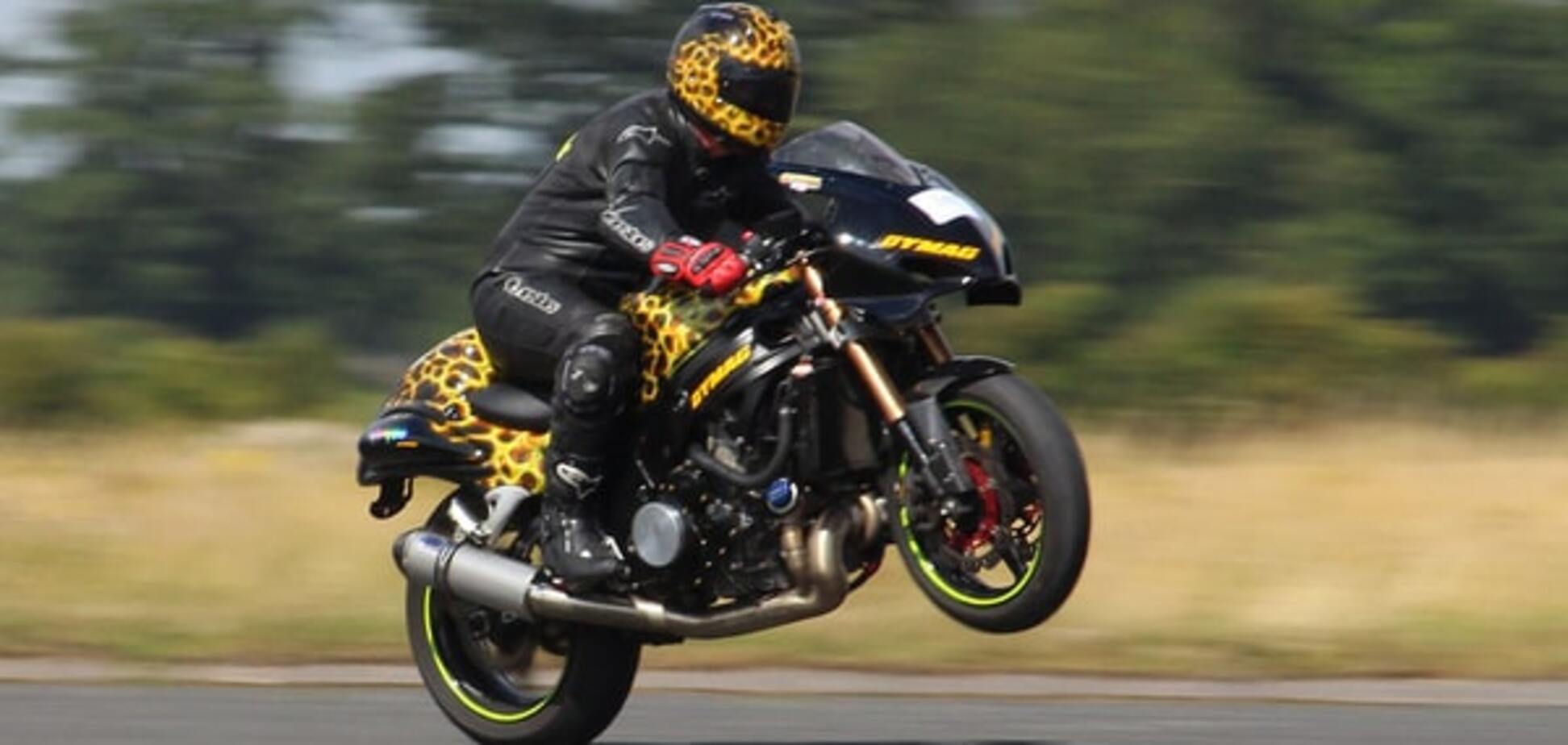 Установлен рекорд скорости на заднем колесе мотоцикла. Видеофакт