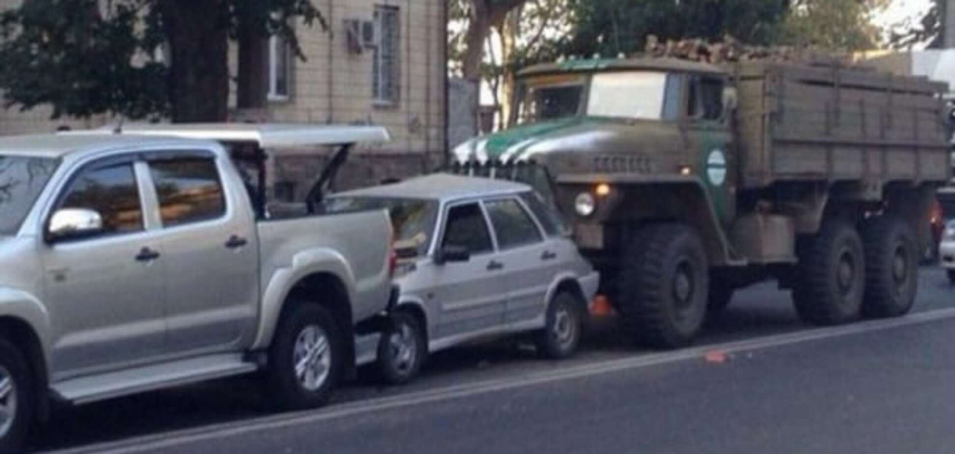 Военный 'Урал' устроил тройную аварию в Николаеве
