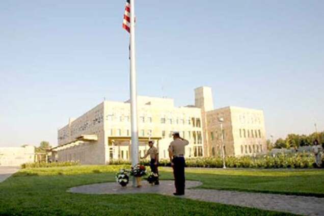 Неизвестный забросал посольство США в Узбекистане 'Коктейлями Молотова'