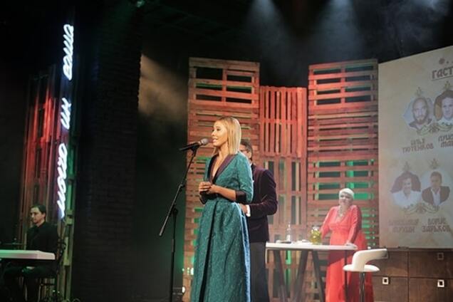 Собчак после рюмки водки подтвердила, что по-прежнему 'не любит жирных': фотофакт