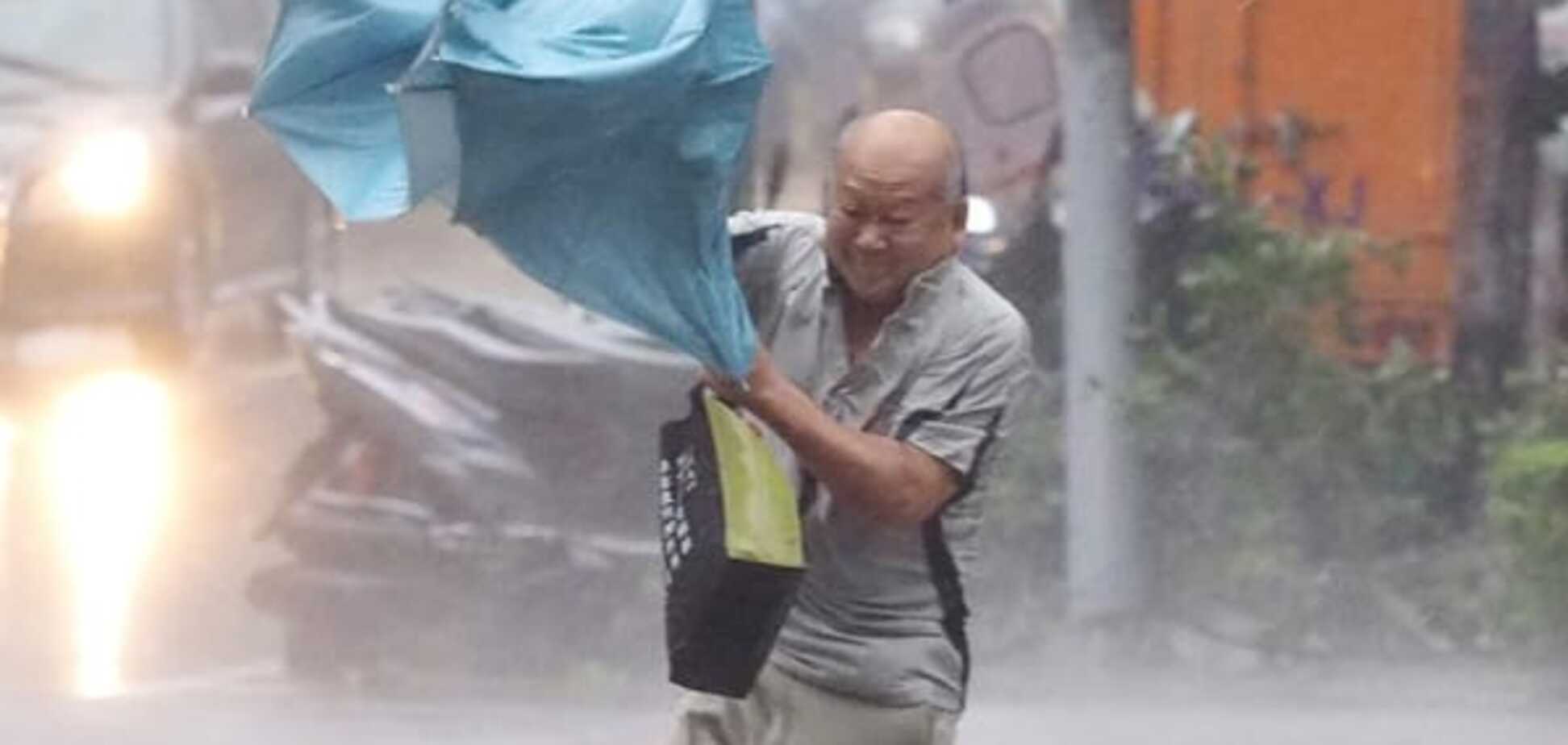 Супертайфун обрушився на Тайвань, є жертви: фото і відео стихії