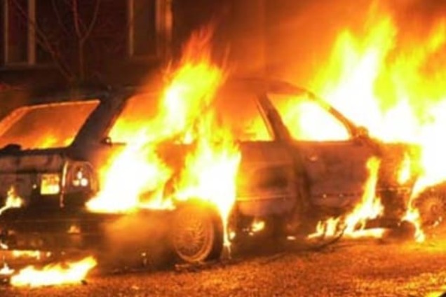 В Киеве сгорели два автомобиля и мотоцикл