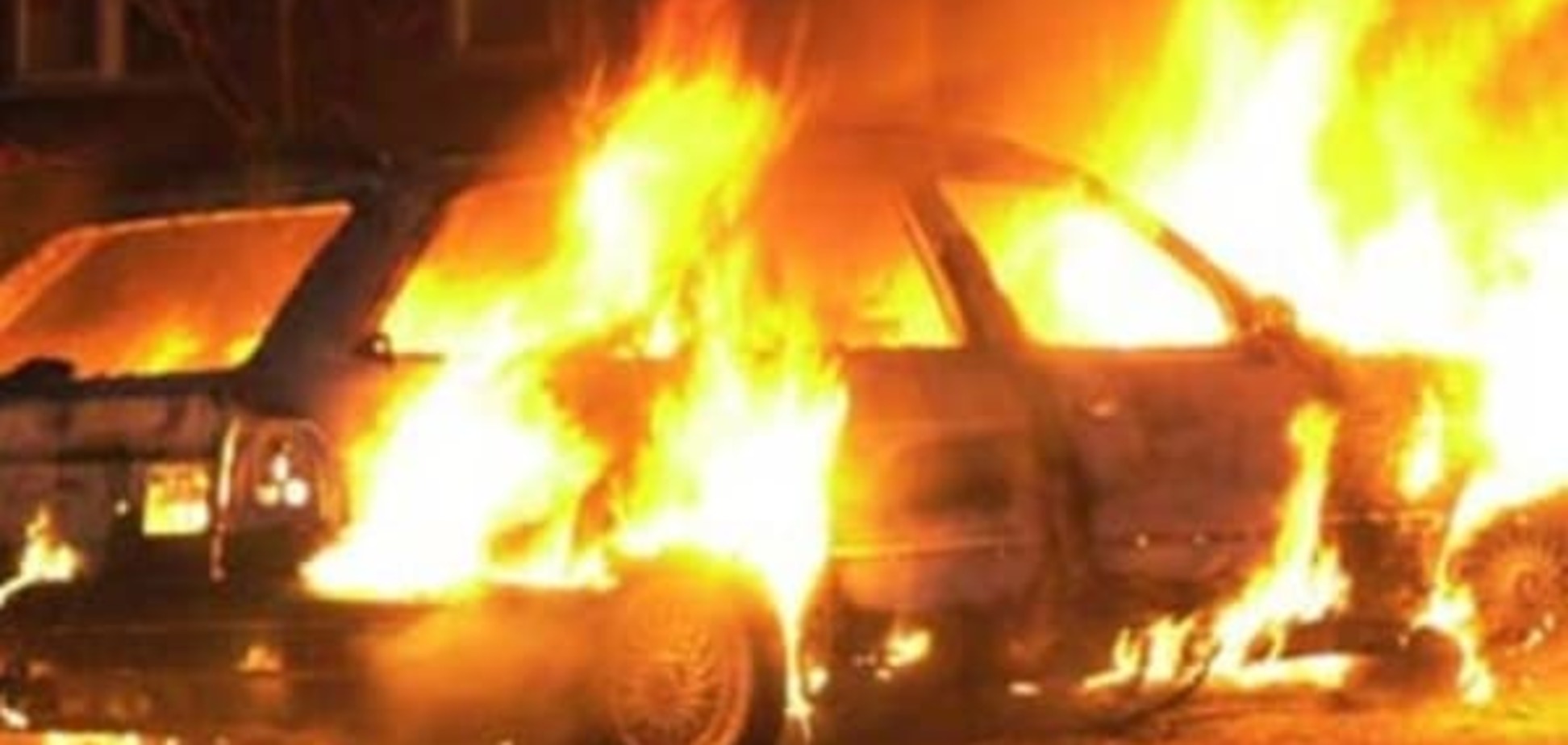 В Киеве сгорели два автомобиля и мотоцикл