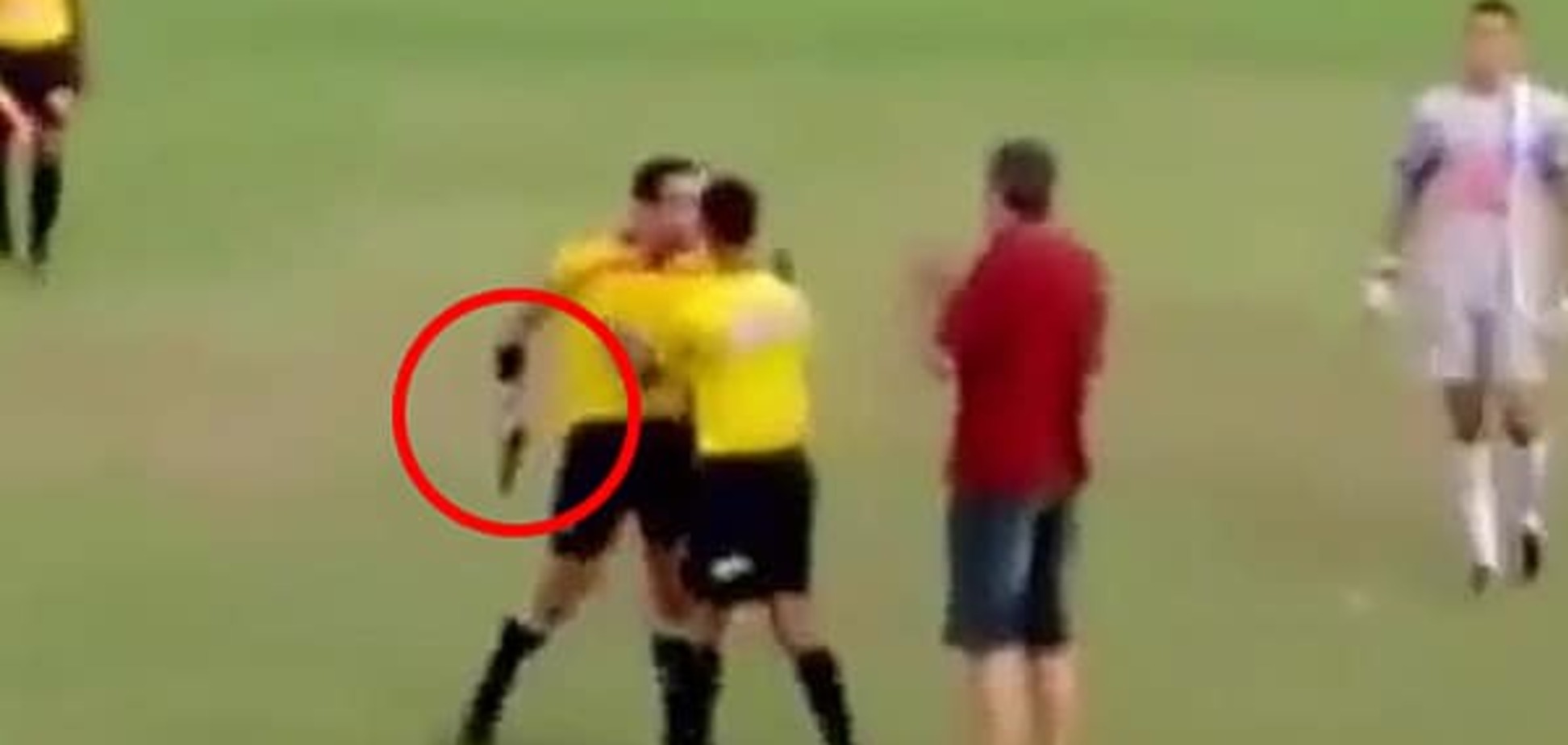 Судья наставил на футболиста пистолет во время матча: видео угрозы