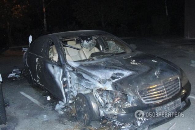 В центре Киева сожгли Mercedes премиум-класса: фотофакт