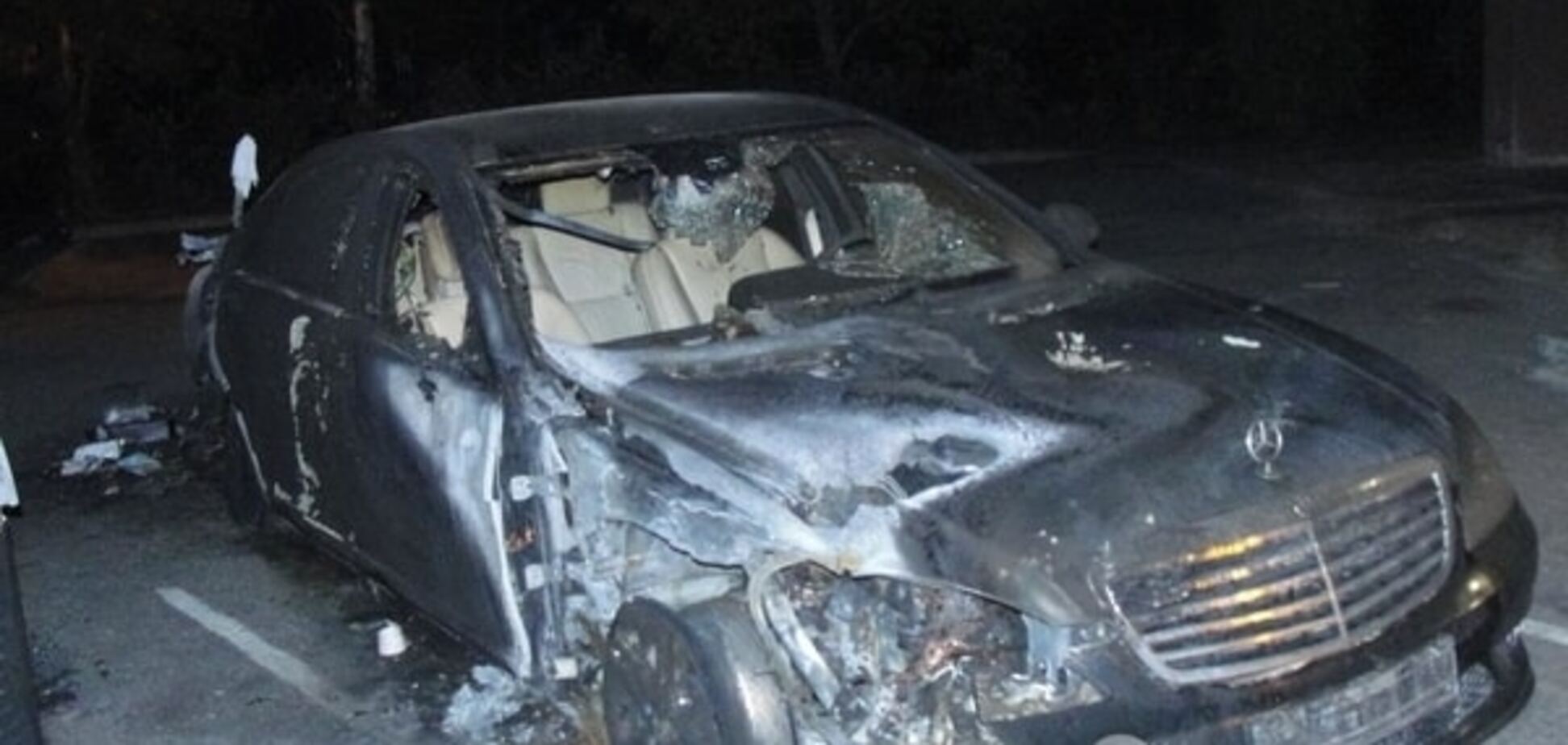 В центре Киева сожгли Mercedes премиум-класса: фотофакт