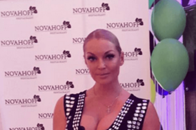 Волочкова в вызывающем платье позировала с коробкой на голове