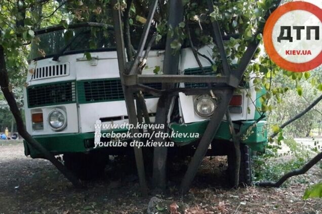 В Киеве автобус со студентами попал в ДТП: фото аварии