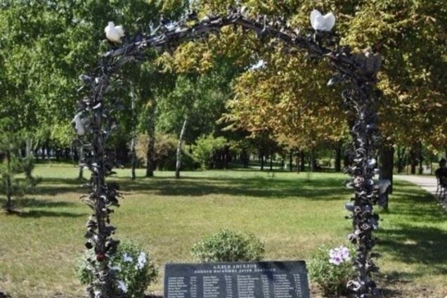 Донецкий кузнец выковал памятник погибшим на войне детям: фотофакт