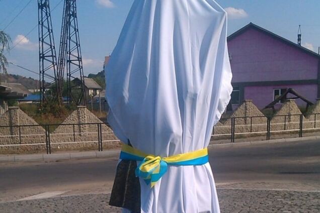 В Мукачево открыли первый в мире памятник цыгану с метлой: фотофакт