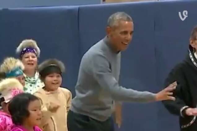 Обама попрактиковался в танцах народов Аляски: видеофакт