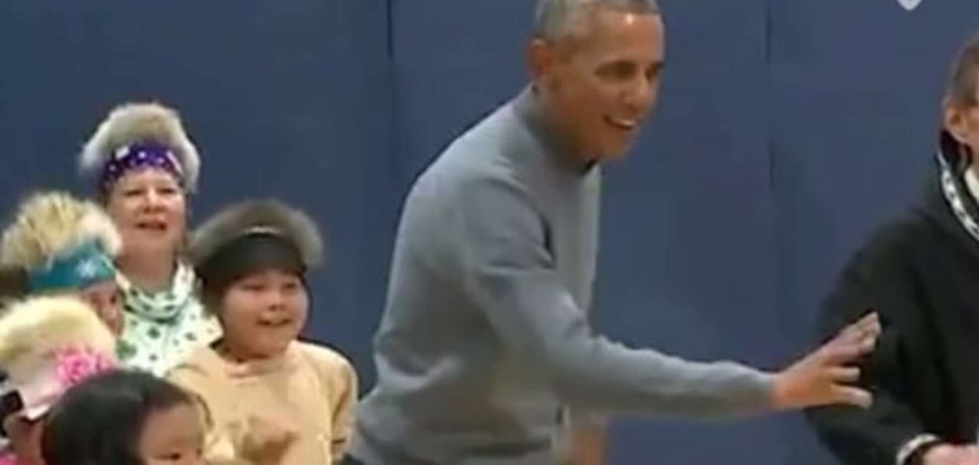 Обама попрактикувався в танцях народів Аляски: відеофакт