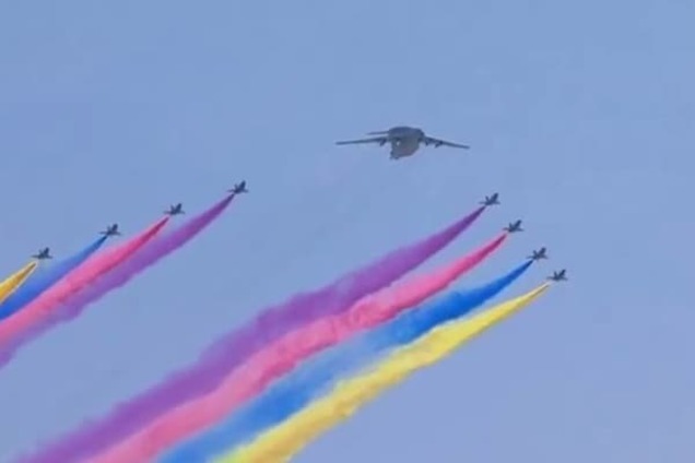 'Нежданчик для Путина': в Пекине во время парада в небе увидели флаг Украины. Фотофакт