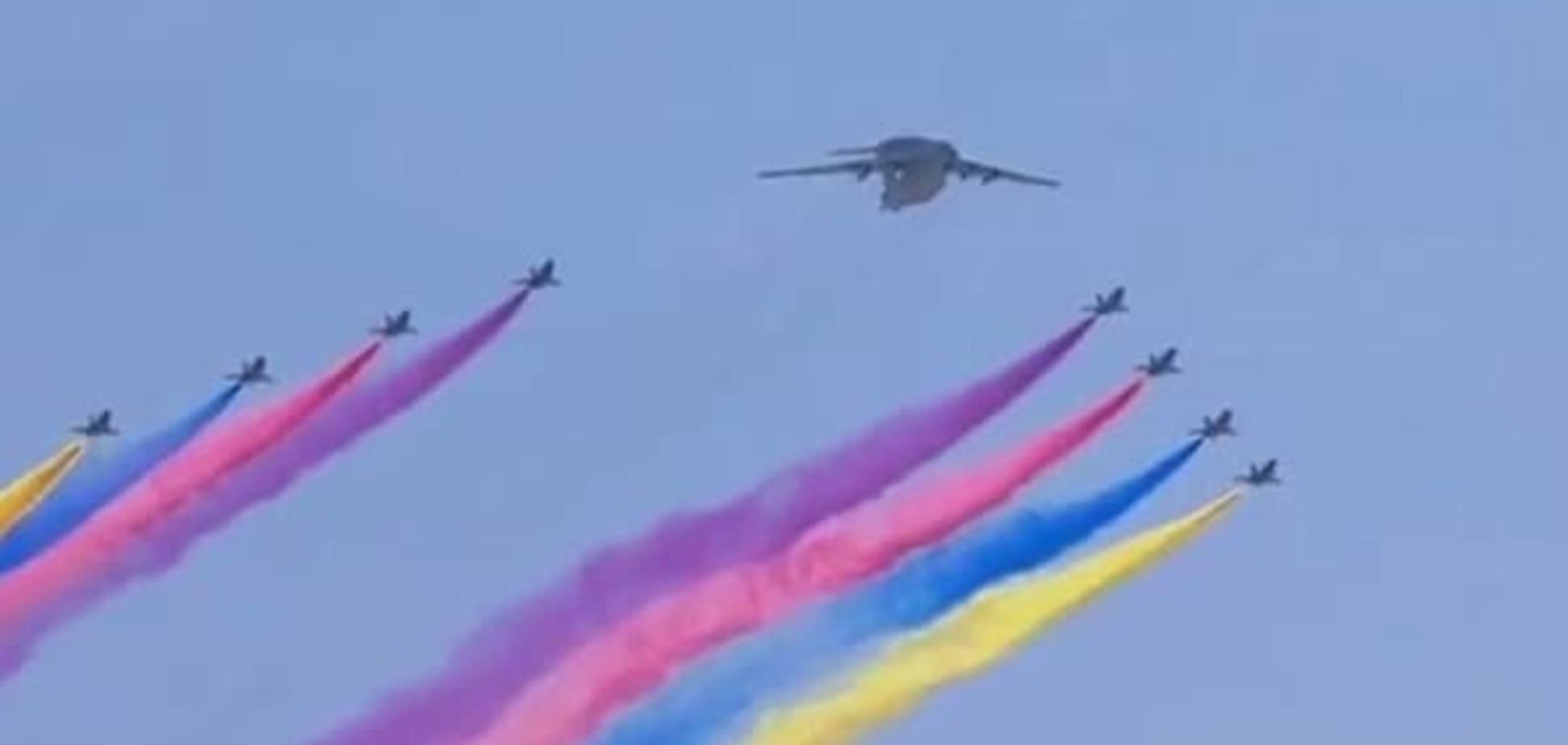 'Нежданчик для Путіна': у Пекіні під час параду в небі побачили прапор України. Фотофакт