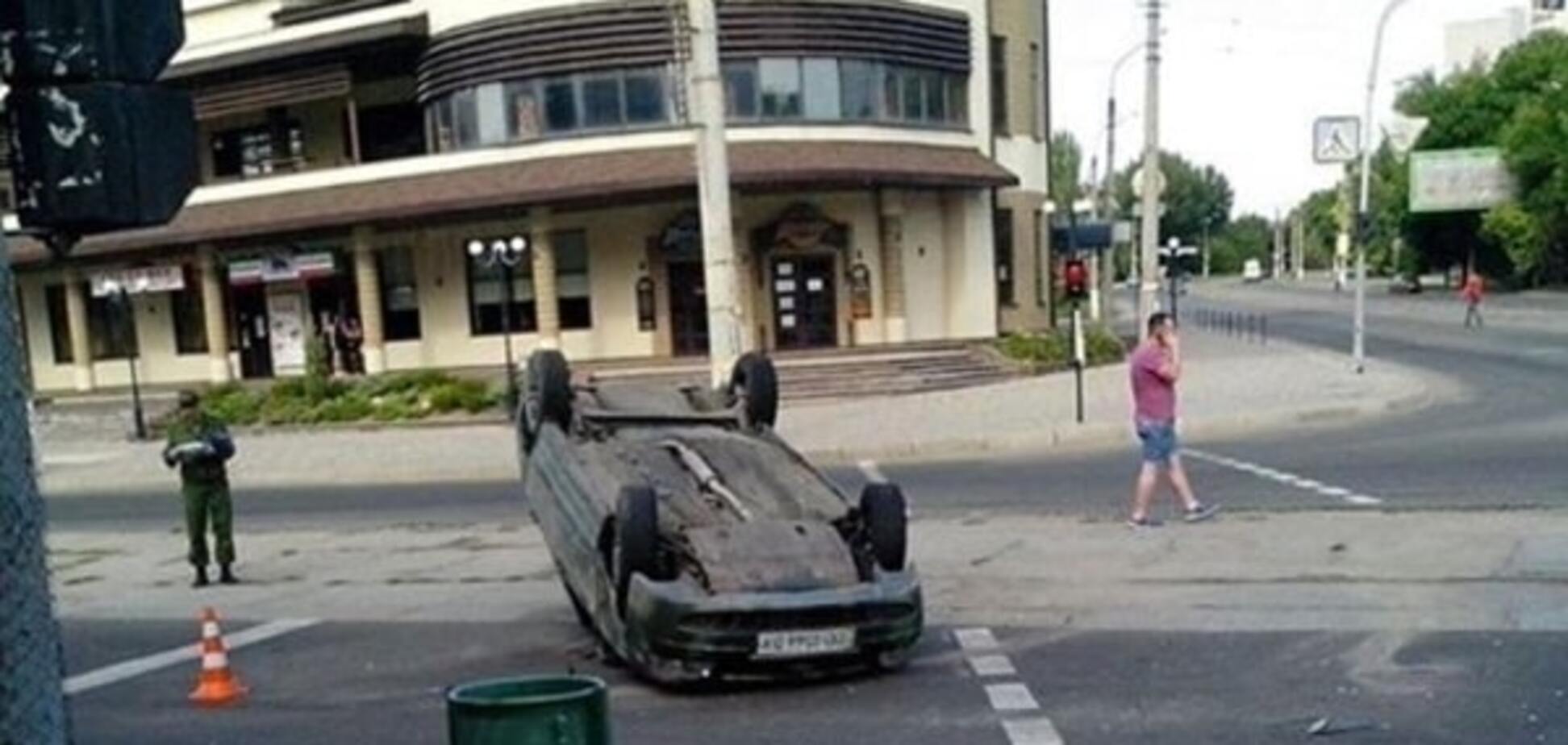 Доліталися: у центрі Луганська перекинулося на дах авто з терористами. Фото і Відеофакт