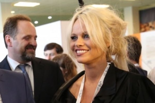 Памела Андерсон в России показала свои прелести в разорванном платье